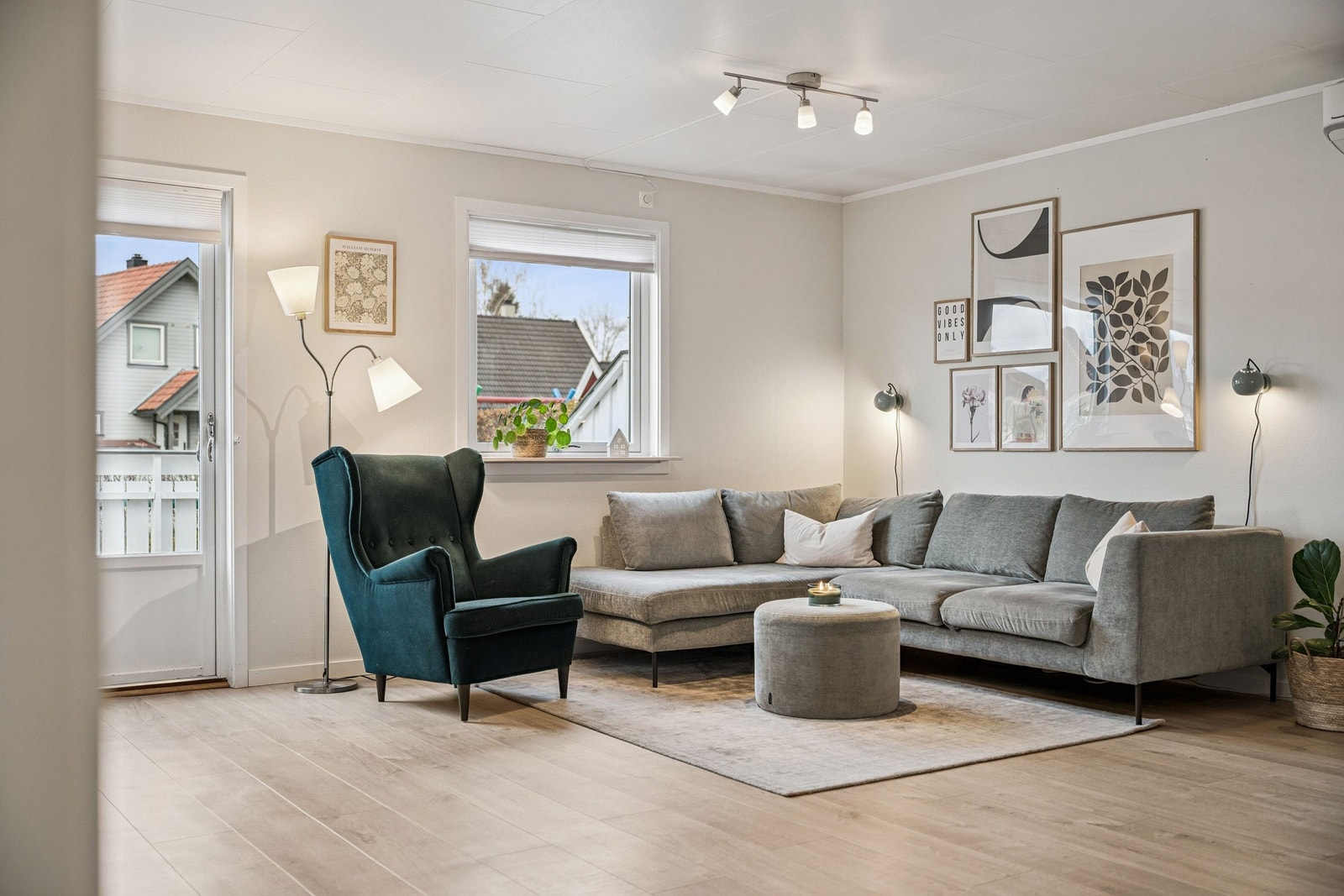 Plass til stor sofa og annet møblement. Utgang til terrassen fra stuen. Galleribilde