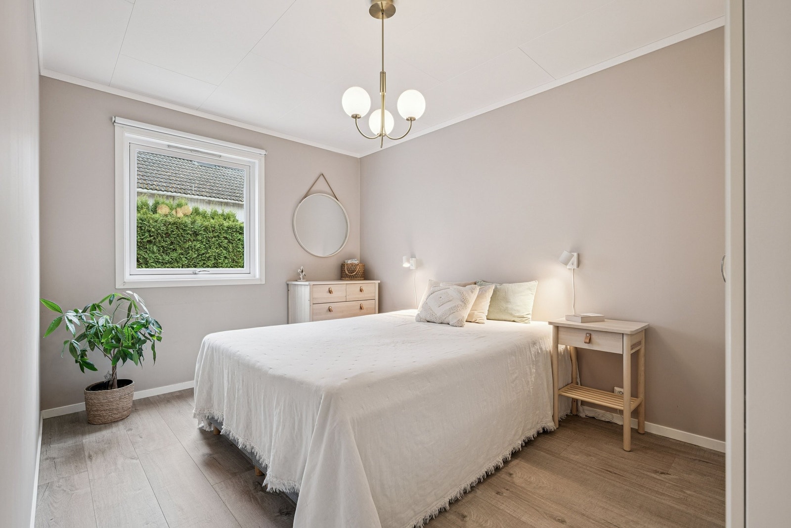 Soverom 1 i hovedetasjen med god plass til garderobeskap og kommode. Galleribilde