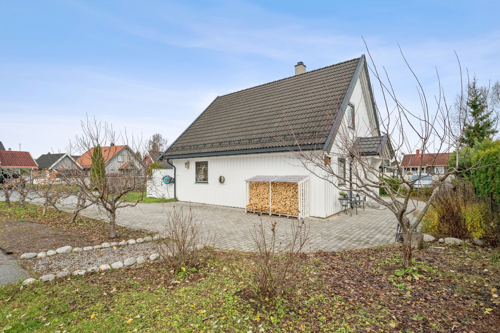 Boligen grenser til felles parkeringsplass. Pent opparbeidet tomt med belegningsstein. Galleribilde