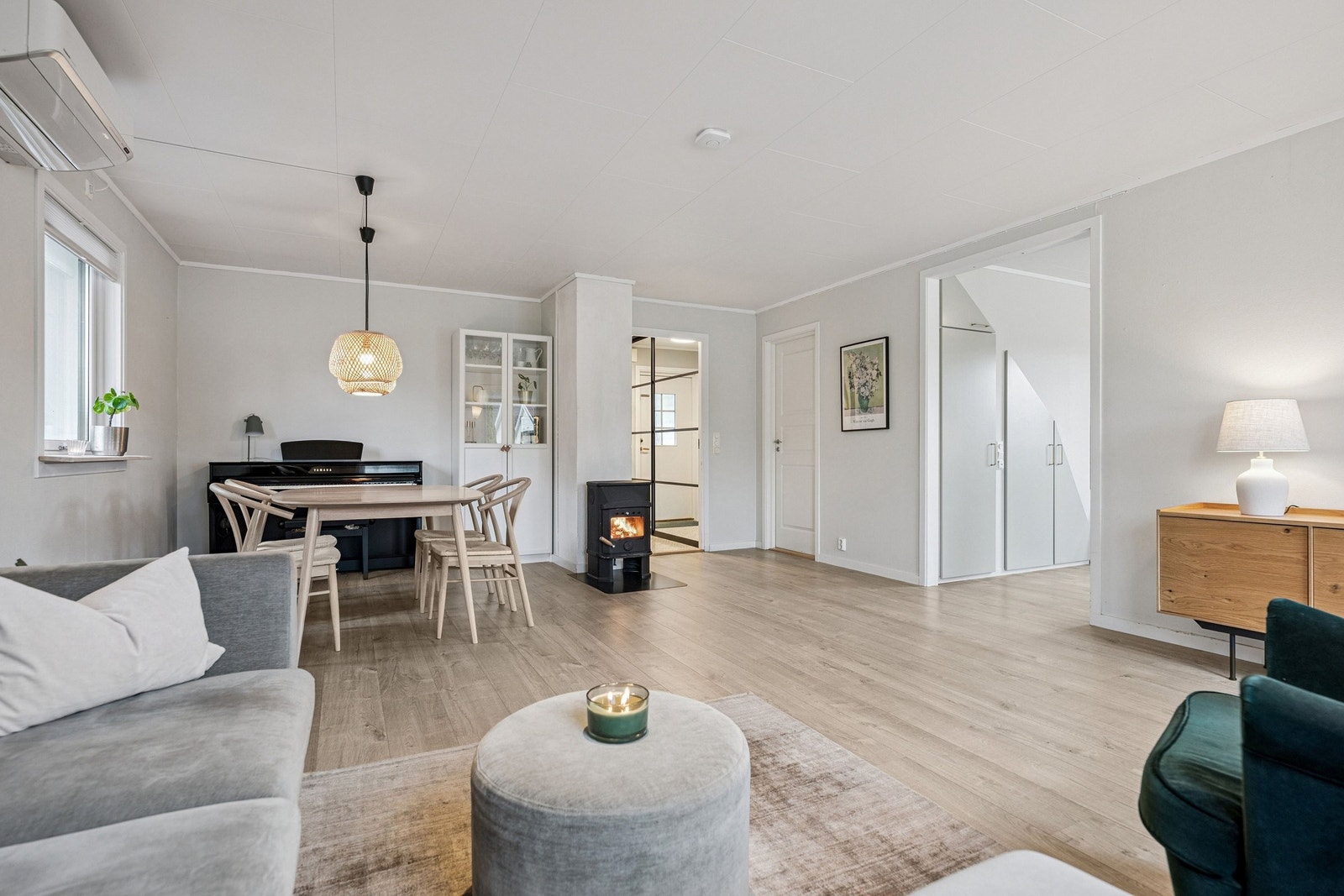 Peis og varmepumpe, samt varmekabler i hele første etasje sørger for et godt og varmt inneklima om vinteren. Varmepumpen fungerer også fint som aircondition. Galleribilde