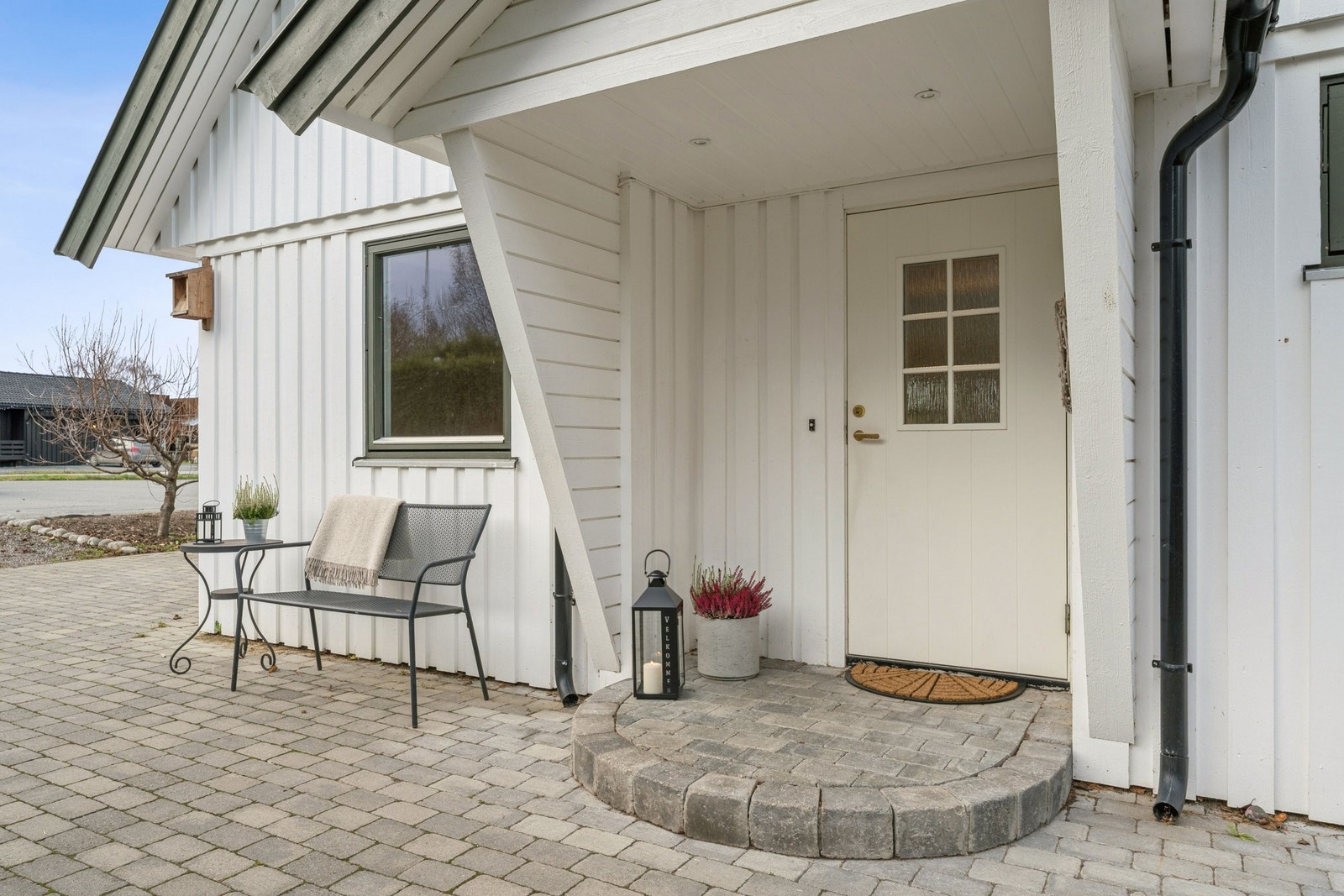 Overbygget inngangsparti. Usjenert og hyggelig sted for å nyte morgensola fra våren til høsten. Galleribilde