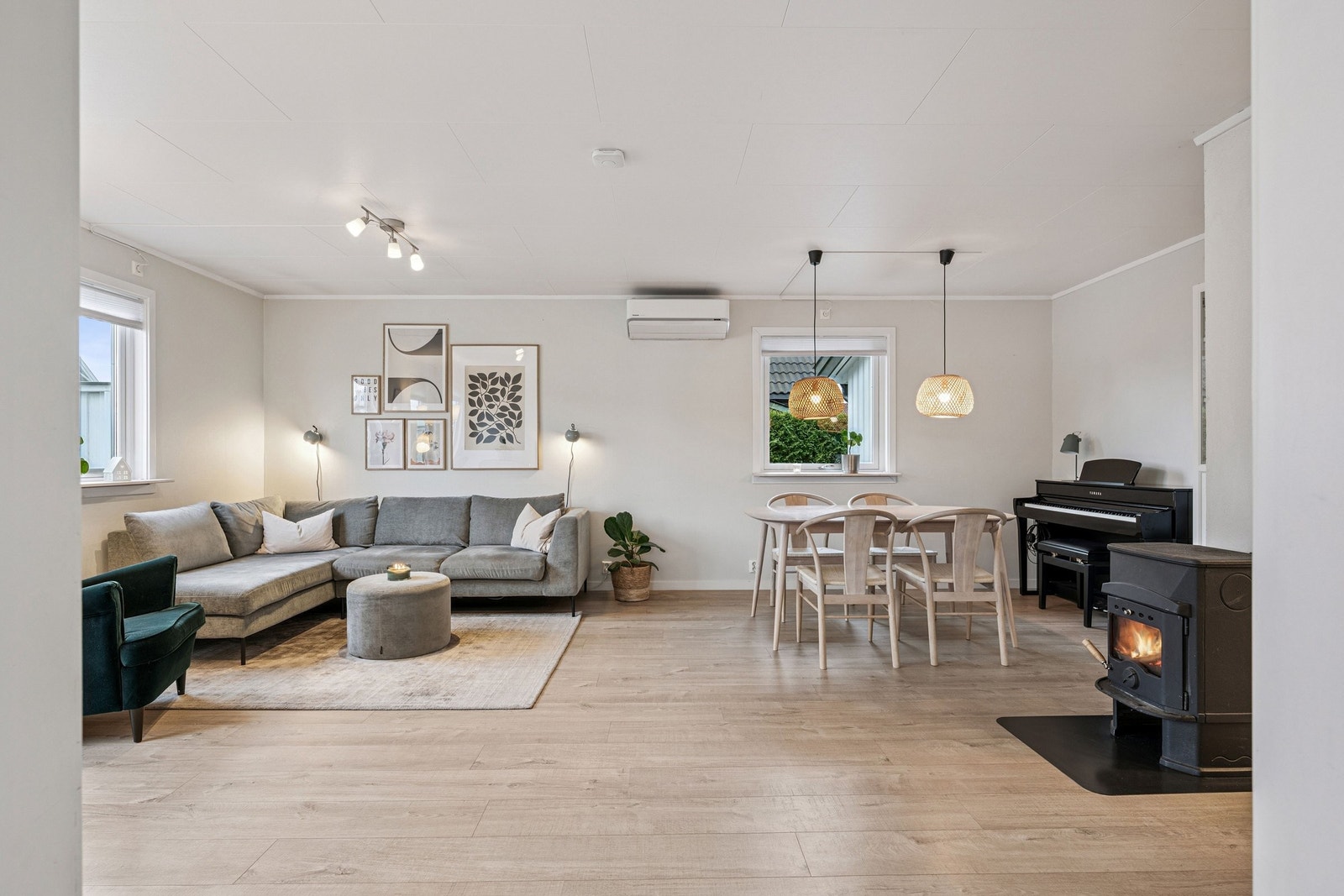 Lys og romslig stue med vinduer på flere sider. Galleribilde