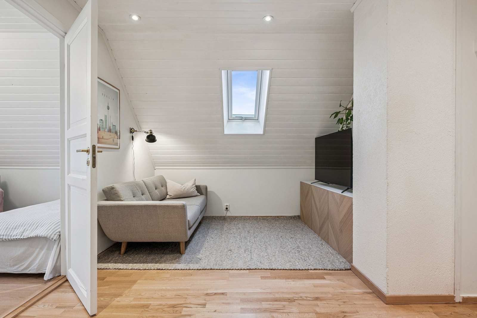 En koselig loftstue binder sammen tre soverom og et bad i andre etasje. Galleribilde