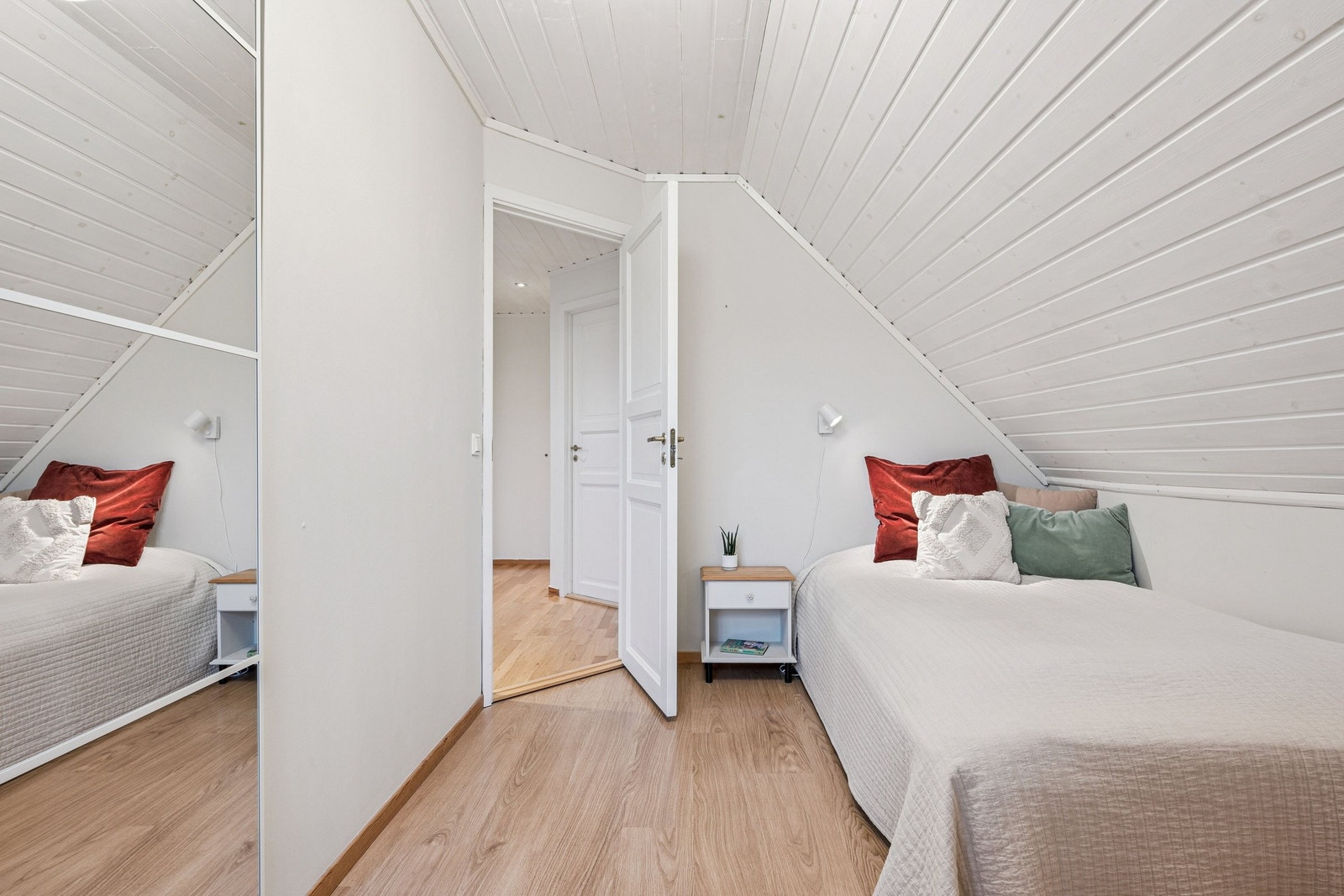 Soverommet har plass til dobbeltseng og skrivebord. Galleribilde