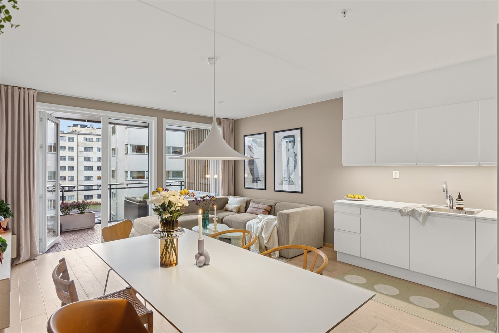 Leiligheten måler 81 kvm og ligger i byggets 3. etasje med heisadkomst til etasjeplan. Boligen er nyoppført i 2020 og holder en gjennomgående høy standard. Både varmtvann og fyring er inkl (a konto fjernvarme), samt bredbånd. Galleribilde