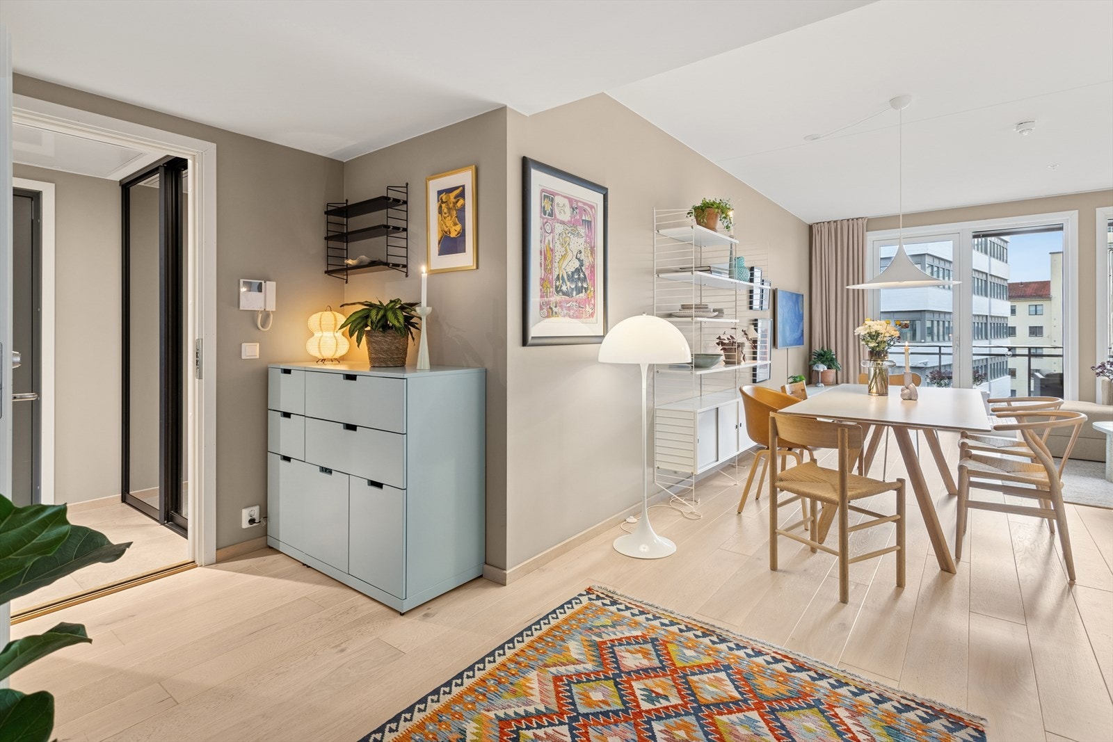 Ved ønskelig er det plass til å sette inn ekstra kommode/høyskap i hjørnet tilligende den luftige entreen. Galleribilde