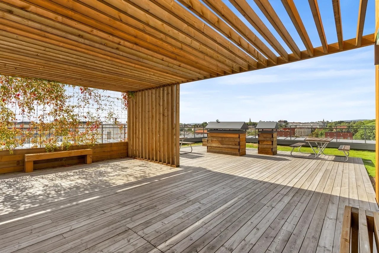 Denne perlen av en takterrasse oppleves som en privat park for beboerne og er et perfekt sted å nyte varme sommerdager, samt sene kvelder. Galleribilde