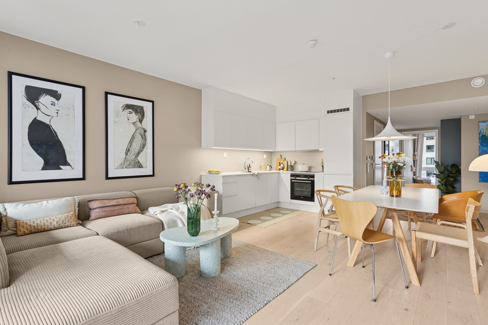 Pen kjøkkeninnredning fra 2020 med glatte fronter og en benkeplate i laminat. Rommet er utstyrt med vannbåren gulvvarme og har avtrekk via et balansert ventilasjonsanlegg. Galleribilde