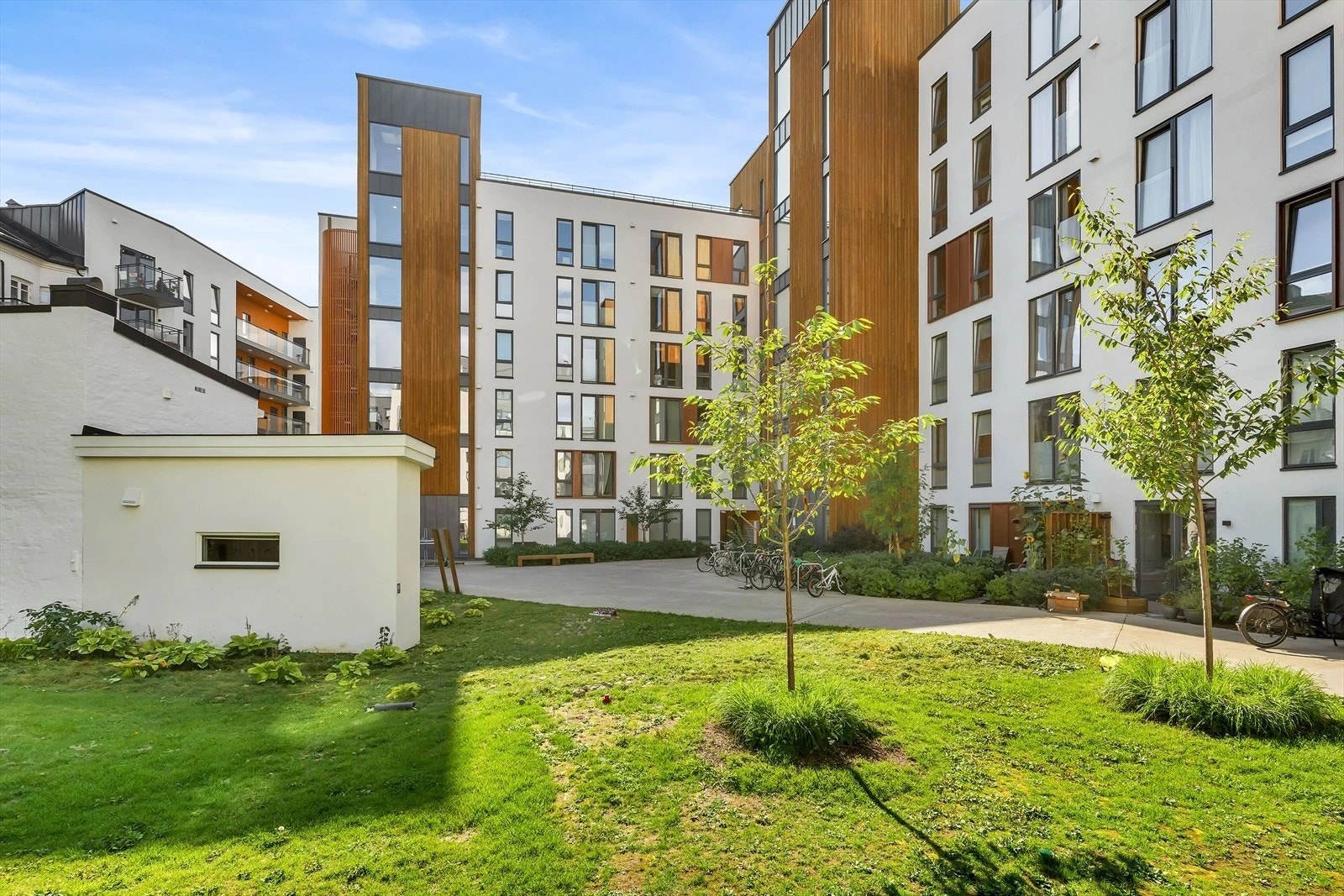 Borettslaget har en nydelig opparbeidet pen bakgård med fine grønne uteområder som passer utmerket for både store og små. Galleribilde