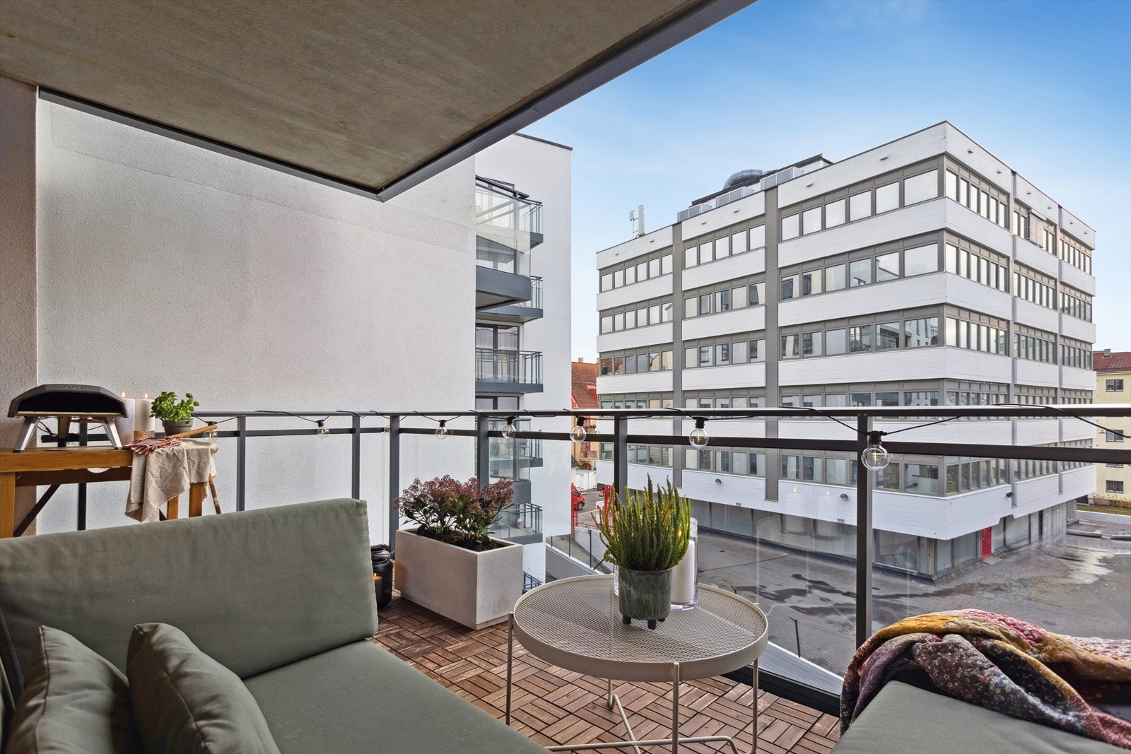 Balkong med støpt dekke og tremmegulv i tre. Rekkverk i aluminium og glass. Det er montert strømuttak og utelampe. Galleribilde