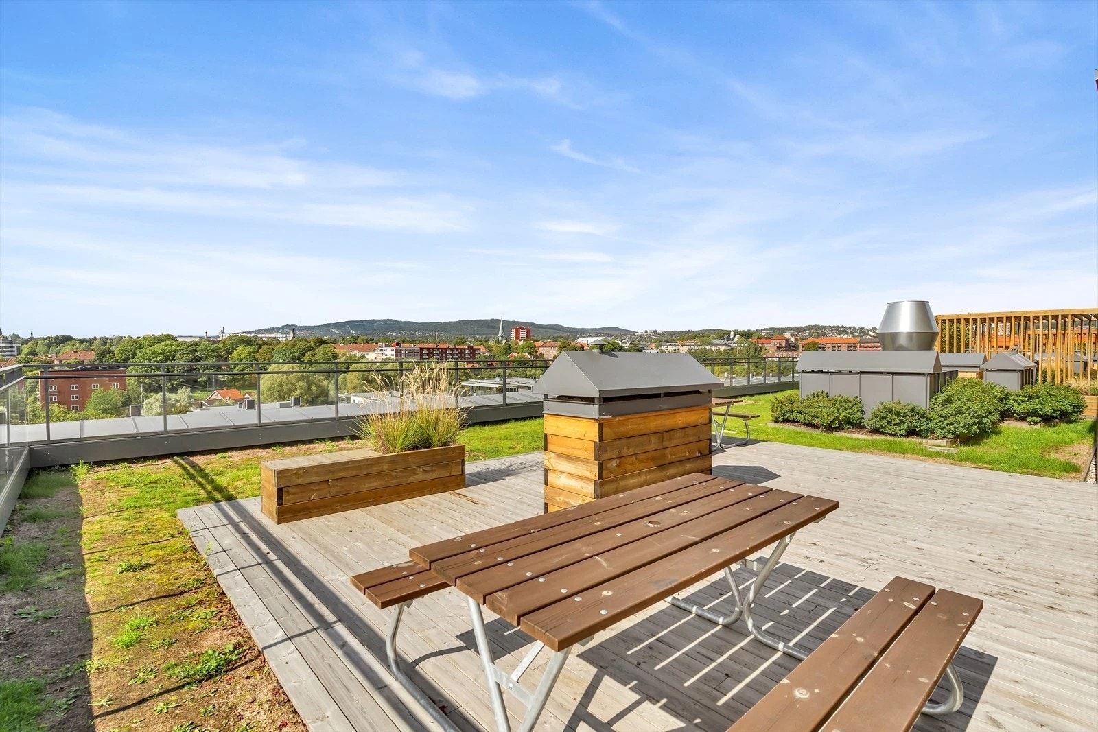 Du kan enkel ta heisen opp til borettslagets felles takterrasse med fantastisk utsikt! Majestetisk, felles takterrasse med gressplen, markterrasser, sittegrupper og nydelig panoramautsikt utover hele Oslo. Galleribilde