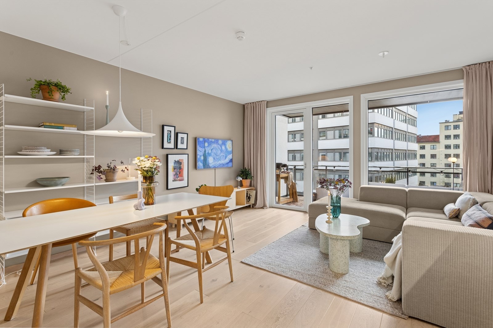 Her er også gulvet oppvarmet med behagelig, vannbåren gulvvarme som gir leiligheten en lun og god atmosfære. Strømforbuket var for ørvig i 2024 på 3962 kWh, dette kan derimot ikke brukes som fasitsvar da det er individuelt fra husstand til husstand. Galleribilde