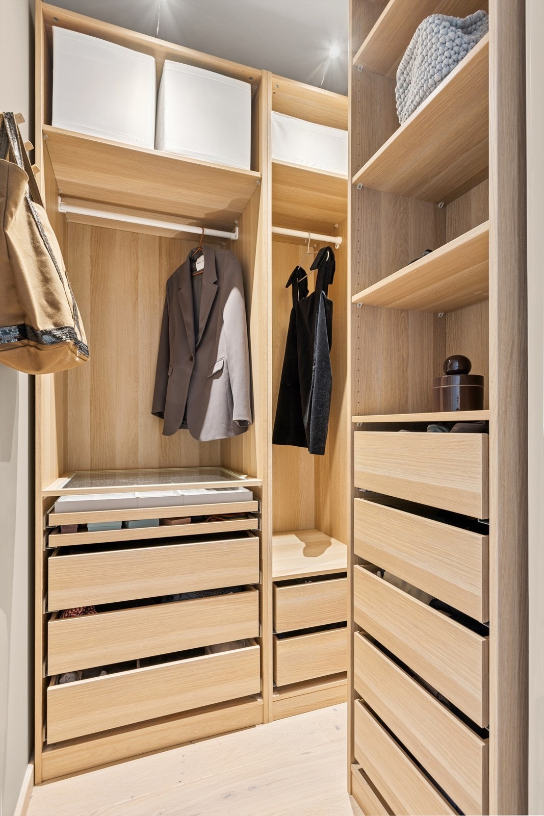 Den innvendige boden er i dag innredet med to store pax skap til klær og oppbevaring. Galleribilde