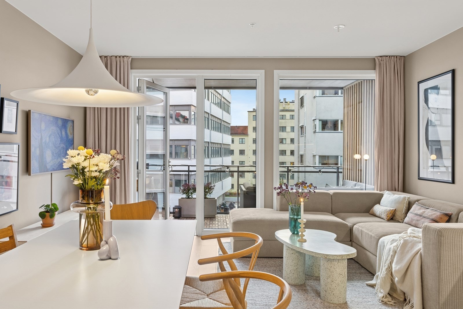 Stuen har store vindusflater som fyller leiligheten med dagslys, noe som skaper en lys og luftig atmosfære. Galleribilde