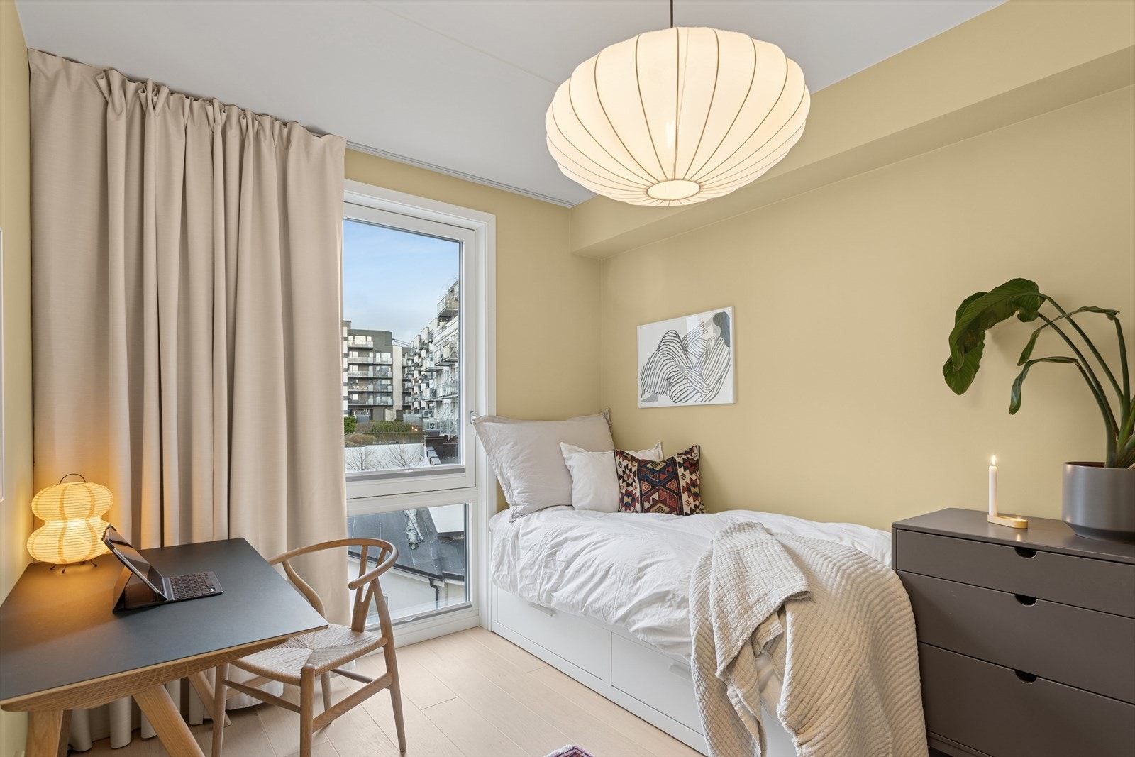 Her er det plass til en seng, skrivebord og annet ønskelig møblement. Galleribilde