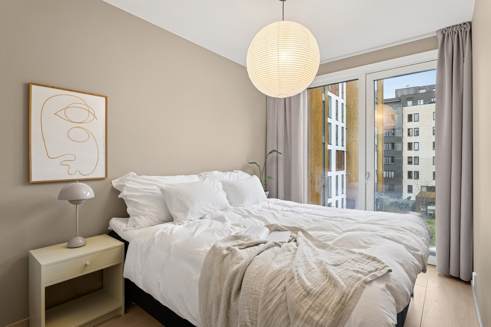 Videre byr leiligheten på totalt 3 soverom. Hovedsoverommet er av god størrelse med plass til en dobbeltseng, tilhørende nattbord og annet ønskelig møblement. Samtlige av soverommene vender ut mot rolig gårdsrom. Galleribilde