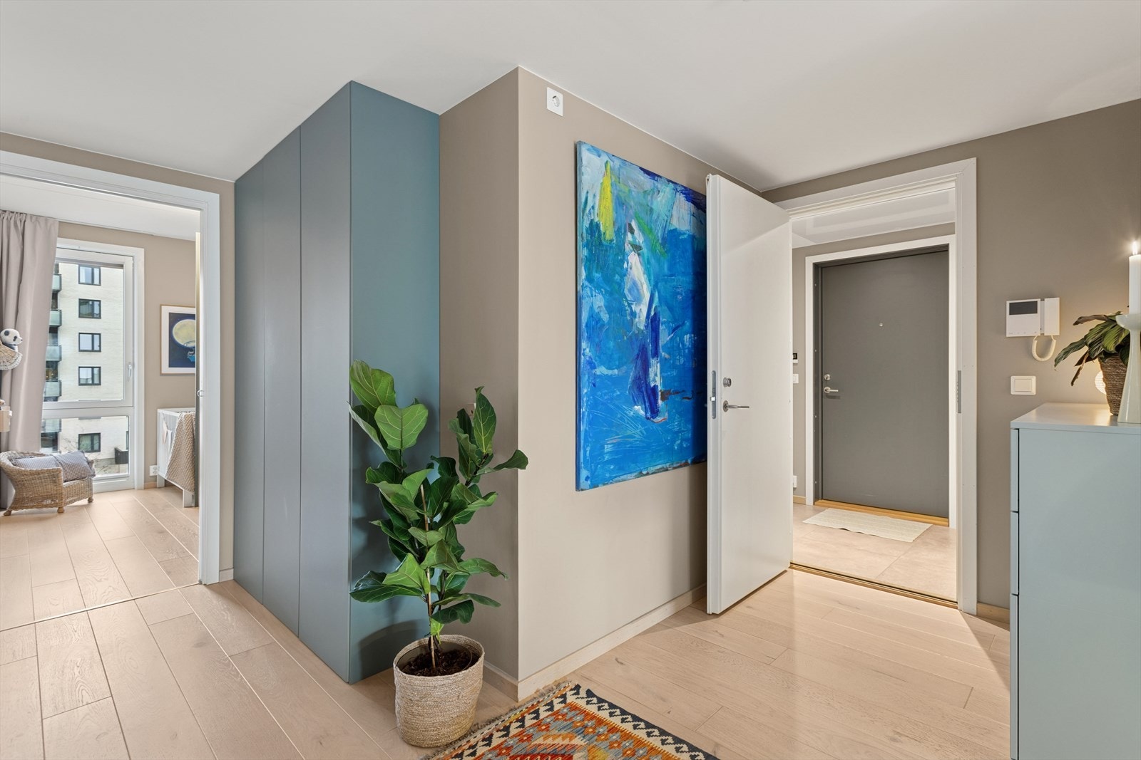 Det er rikelig med garderobeskap i mellomgangen. Perfekt for å gjemme unna klær og diverse utstyr. Galleribilde