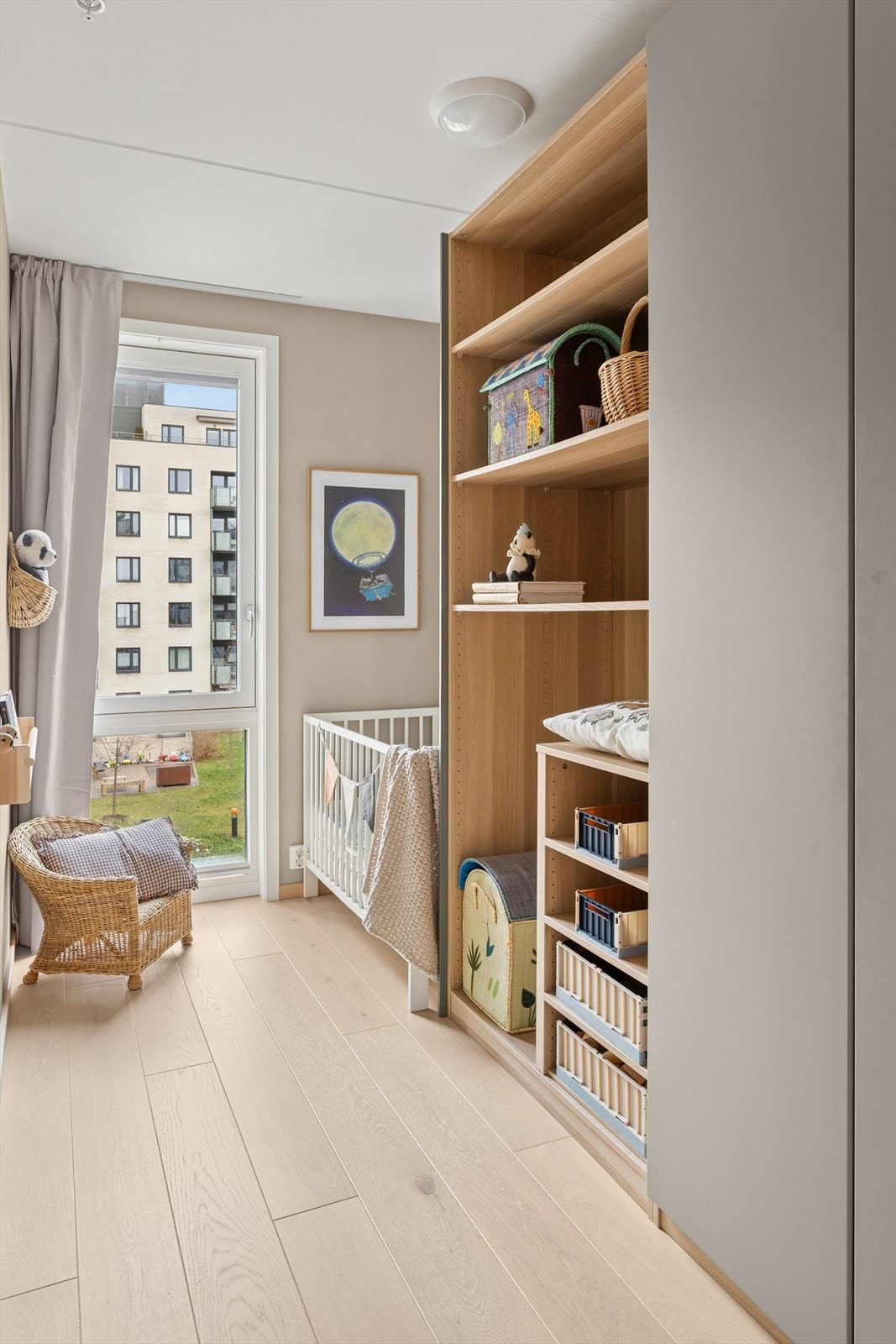 Det andre soverommet passer ypperlig som barnerom, gjesterom eller kontor. Her er det også plass å gjemme under klær og diverse i to store høyskap. Galleribilde