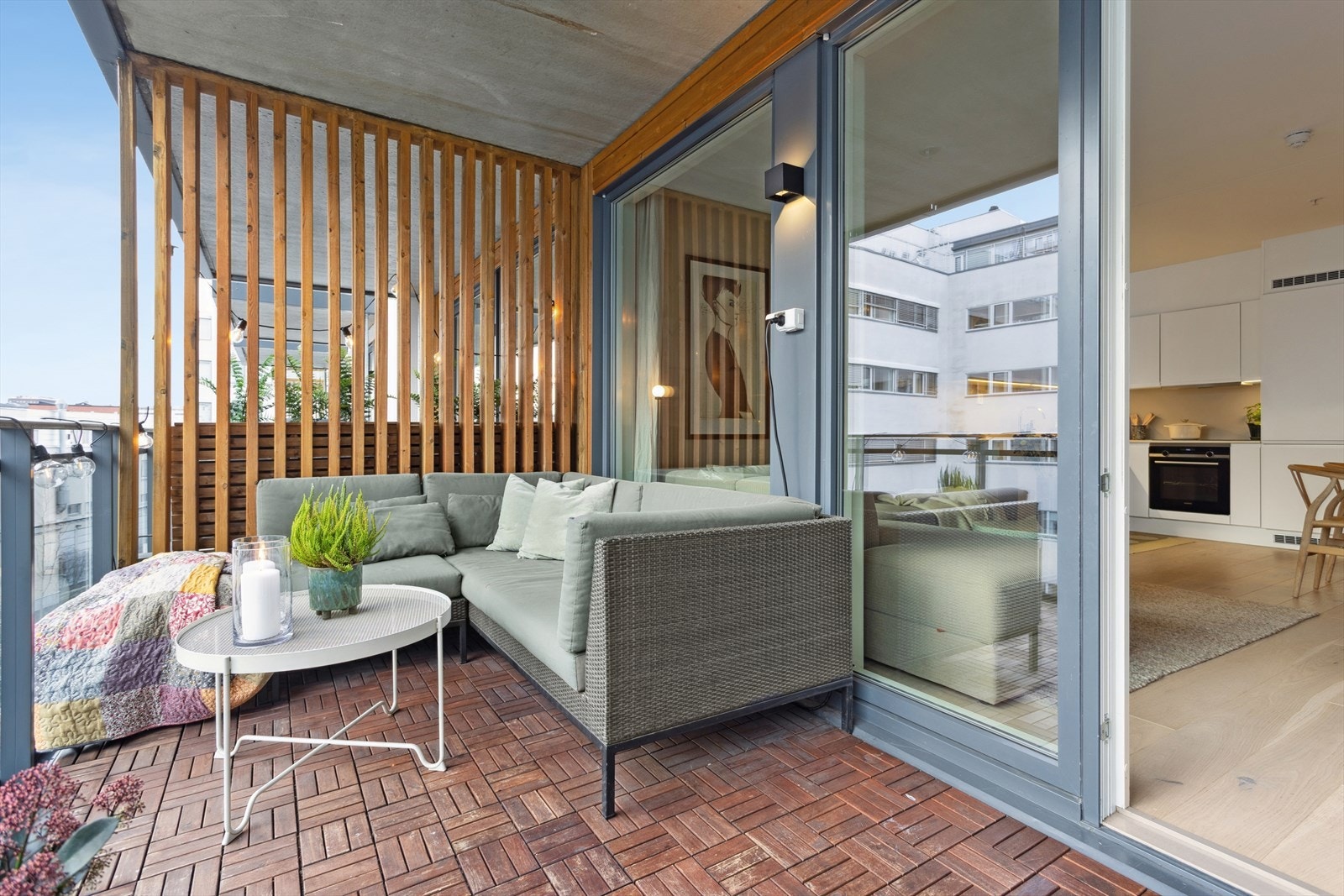 Boligen ligger i det godt veldrevne borettslaget, Myrenskvartalet Borettslag og består av 94 andelsleiligheter. Det er utang fra stuen til solrik sørvendt balkong målt til nesten hele 10 kvm. Galleribilde