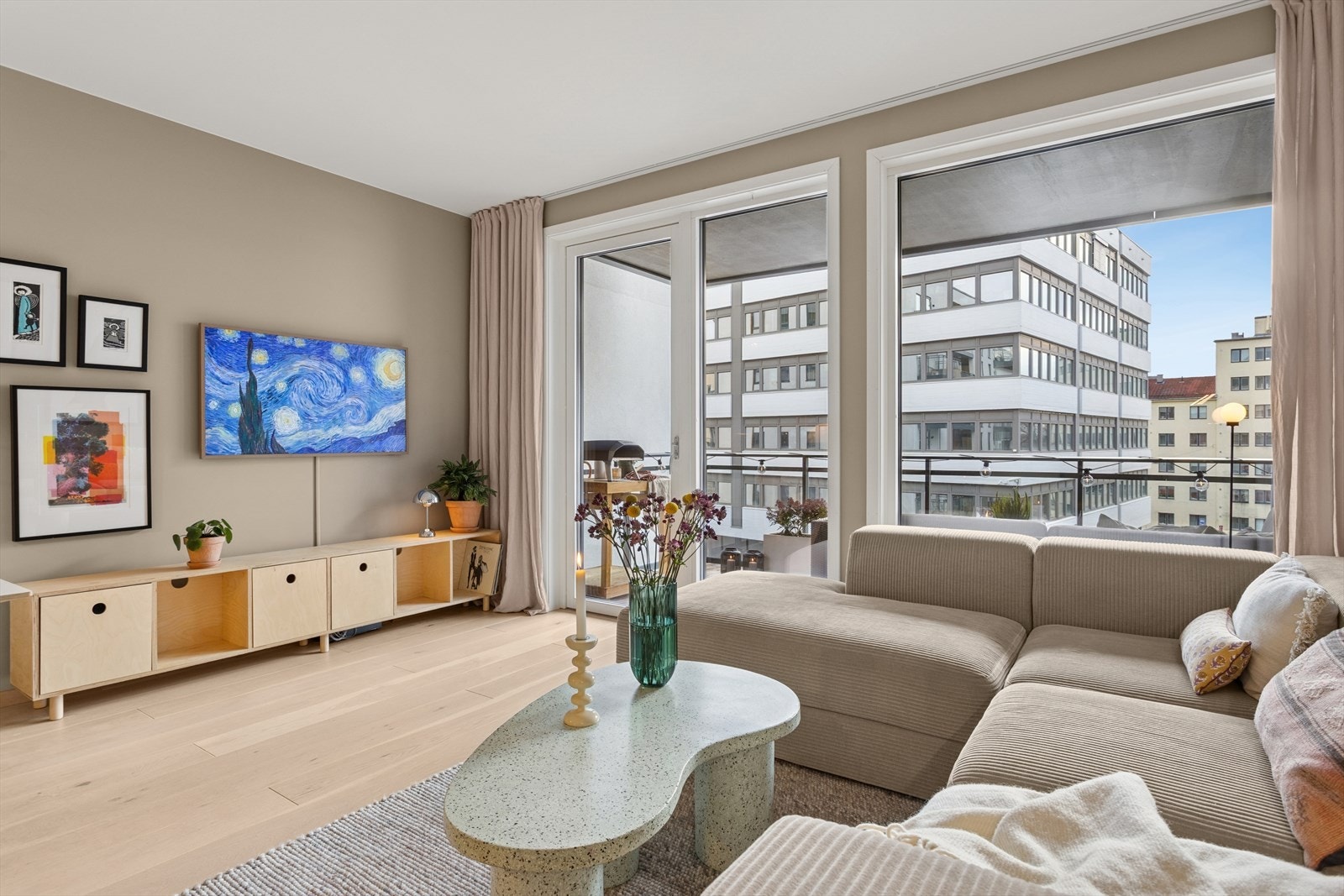 Rommet har rene, lyse veggflater i tillegg til elegante gulvflater bestående av 1-stavs eikeparkett som er gjennomgående for hele leiligheten. Galleribilde