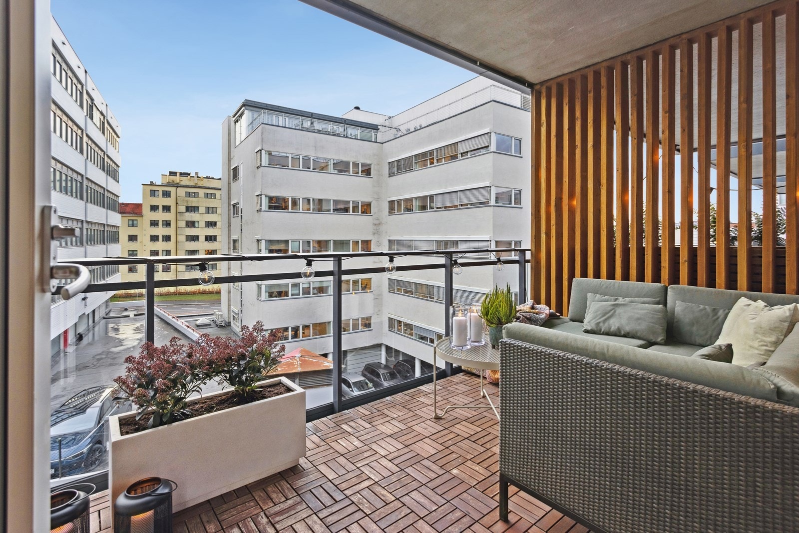 Innred balkongen etter eget ønske. Både gass- og elektrisk grill er tillatt. Se også punkt "parkering" i salgsoppgaven for mer info vedrørende mulighet for p-plass. Galleribilde