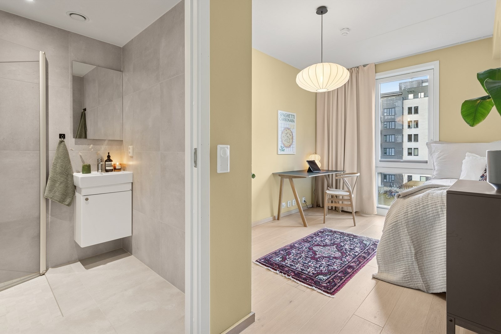 Flislagt baderom fra 2020 med vannbåren gulvvarme og malt himling med downlights. Ønsker man å omgjøre rommet til hybel kan kjøkken enkelt settes inn, rørføring er allerede tilrettelagt på venstre side. Galleribilde