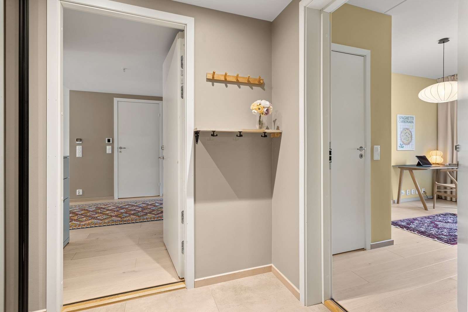 Det er adkomst via felles gang med en egen dør inn til hybeldelen. I dag blir rommet anvendt som soverom nr 3. Galleribilde