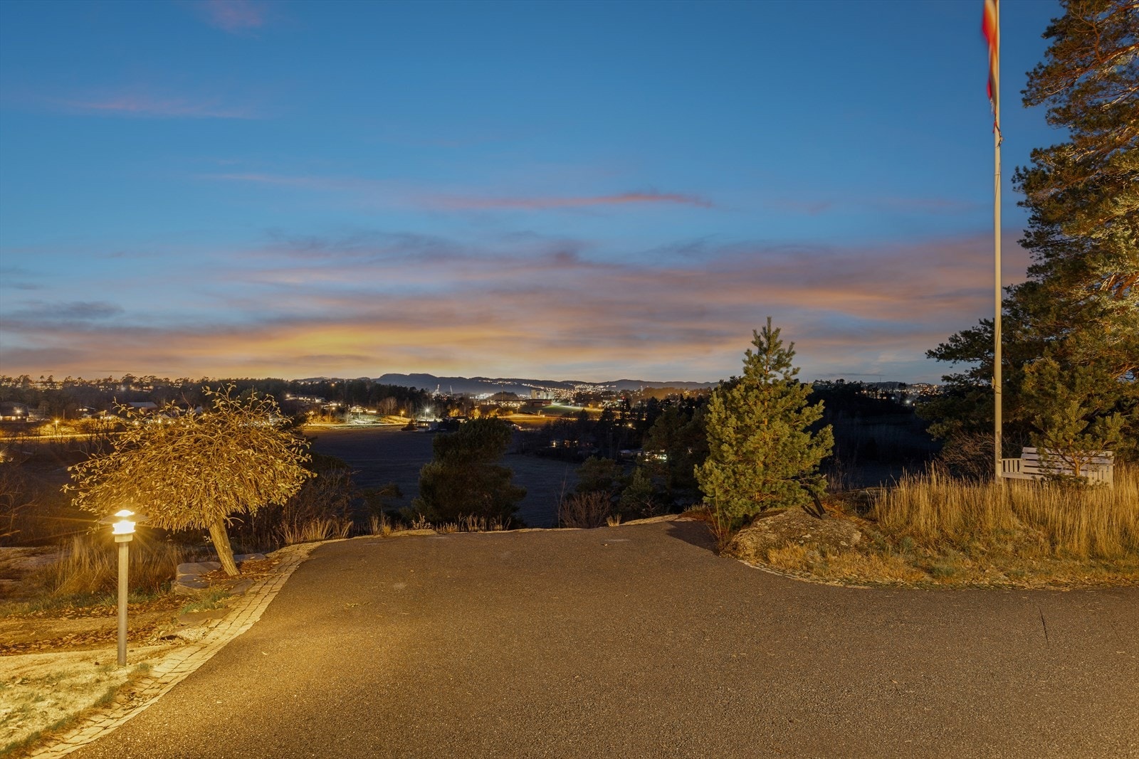 Utsikt fra biloppstillingsplassen mot sentrumskjernen. Galleribilde