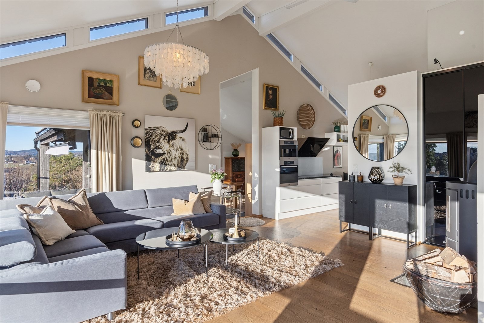 Boligen har en åpen stue- og kjøkkenløsning. Galleribilde