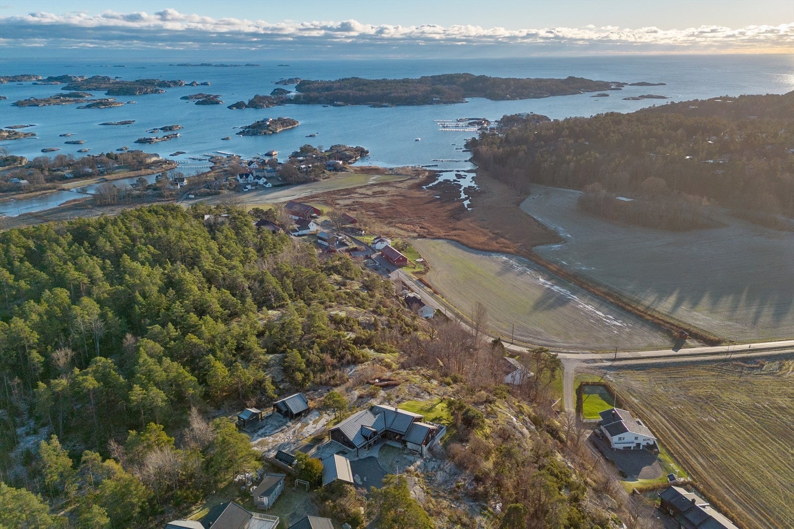Boligen har en prima beliggenhet usjenert på toppen av åsen, med fabelaktig utsikt over både sjø og bykjernen. Galleribilde