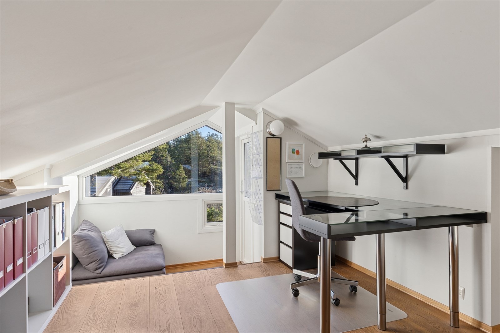 Hemsen gir fleksible muligheter - enten som oppbevaringsplass, kontor eller en hyggelig lesekrok. Eller en kombinasjon av disse. Galleribilde