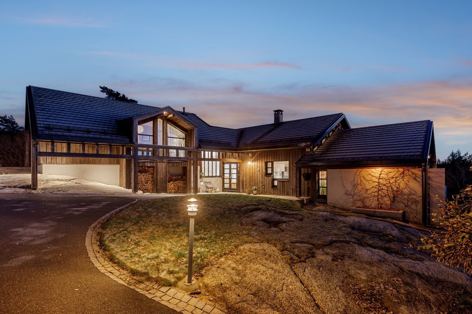 Eneboligen er tegnet av arkitekt Ulrik Hellum med fokus på god takhøyde, lysinnslipp og lekre, rene linjer. Galleribilde