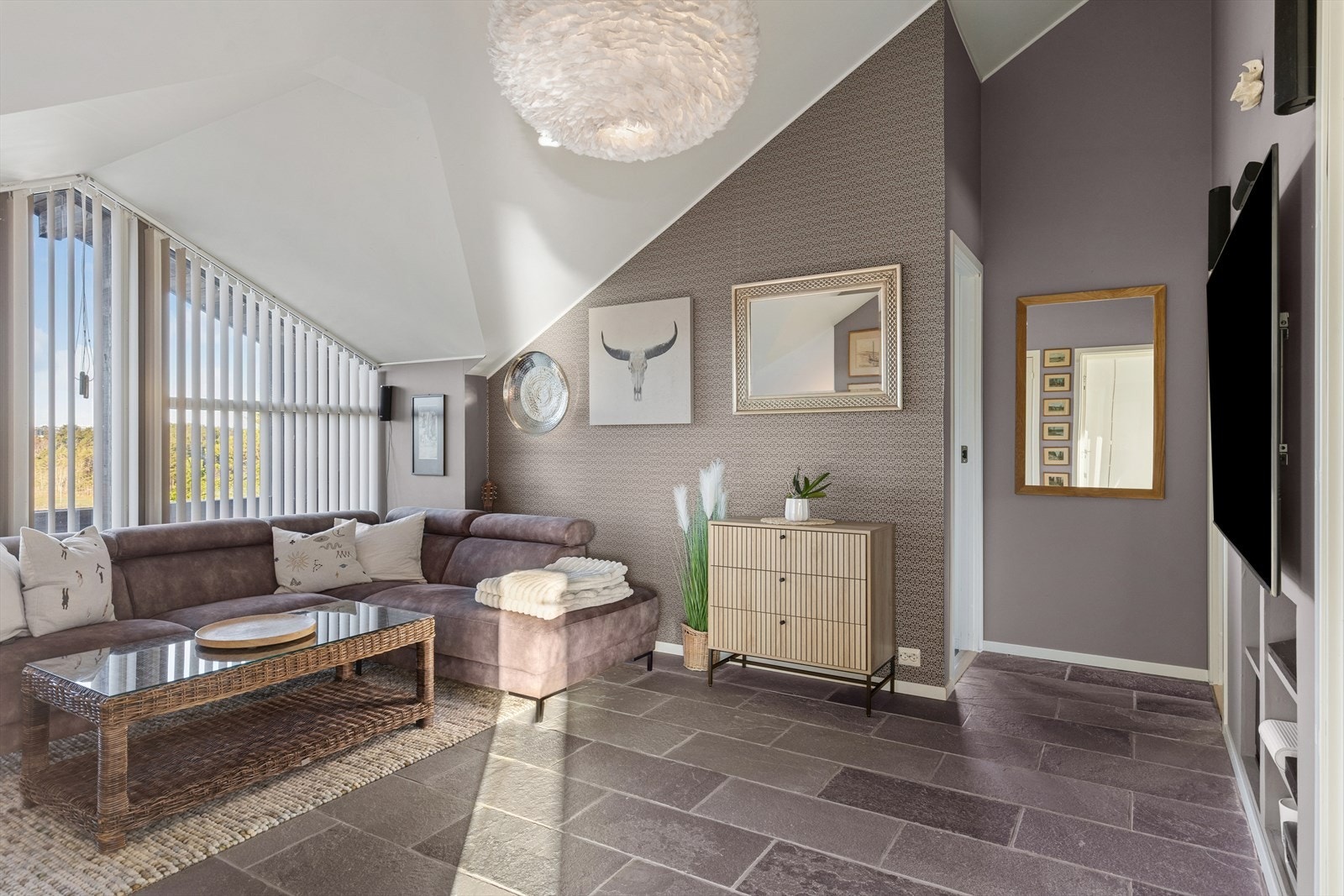 Fra denne stuen er til tilkomst til tre soverom, et bad og vaskerom. Galleribilde