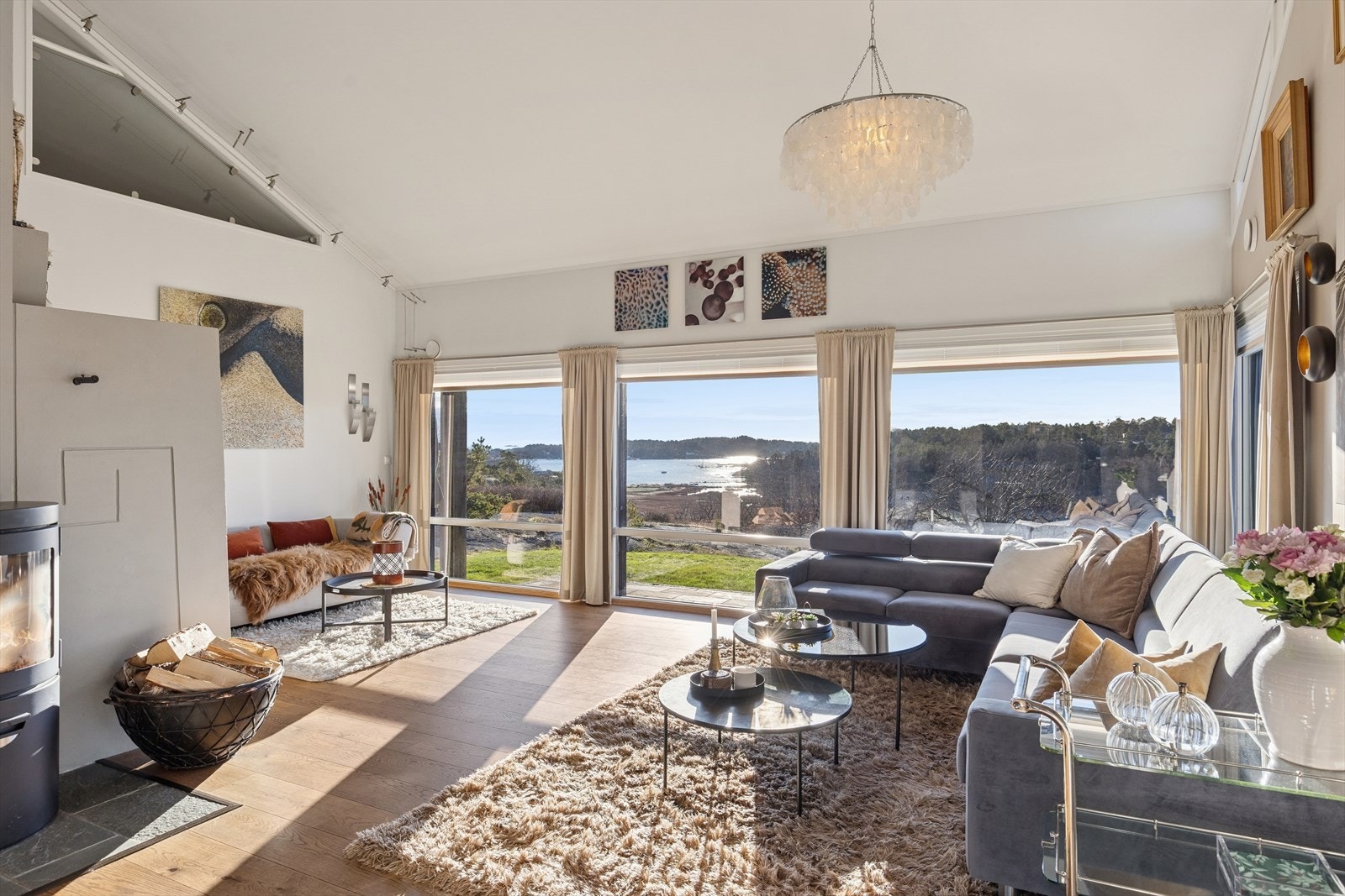 Boligen har flere store vinduer som gir godt med naturlig lysinnslipp og fantastisk utsikt mot sjøen. Galleribilde