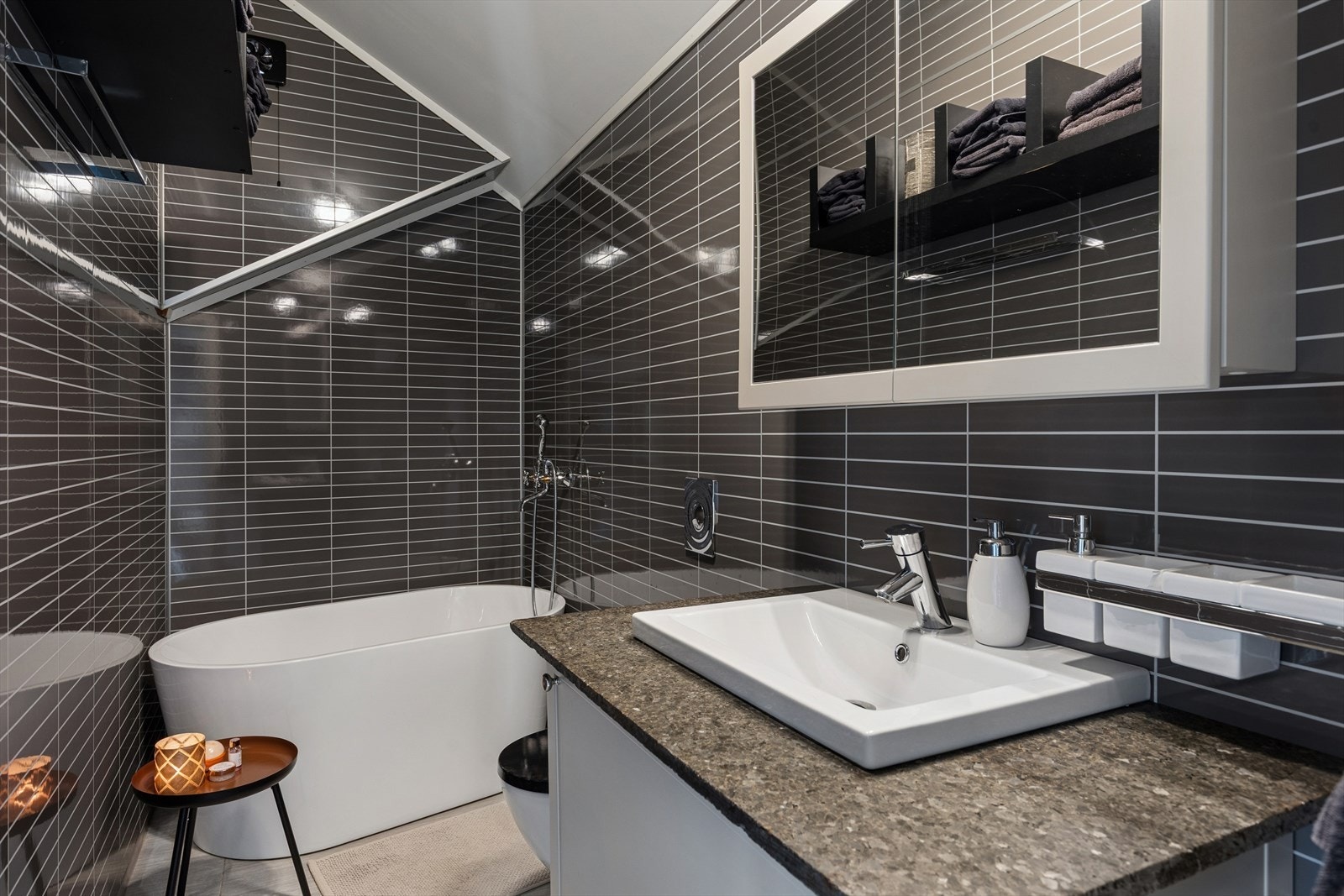 Baderom i 2. etasje. Utstyrt med toalett, servant nedfelt i baderomsmøblement og badekar. Galleribilde