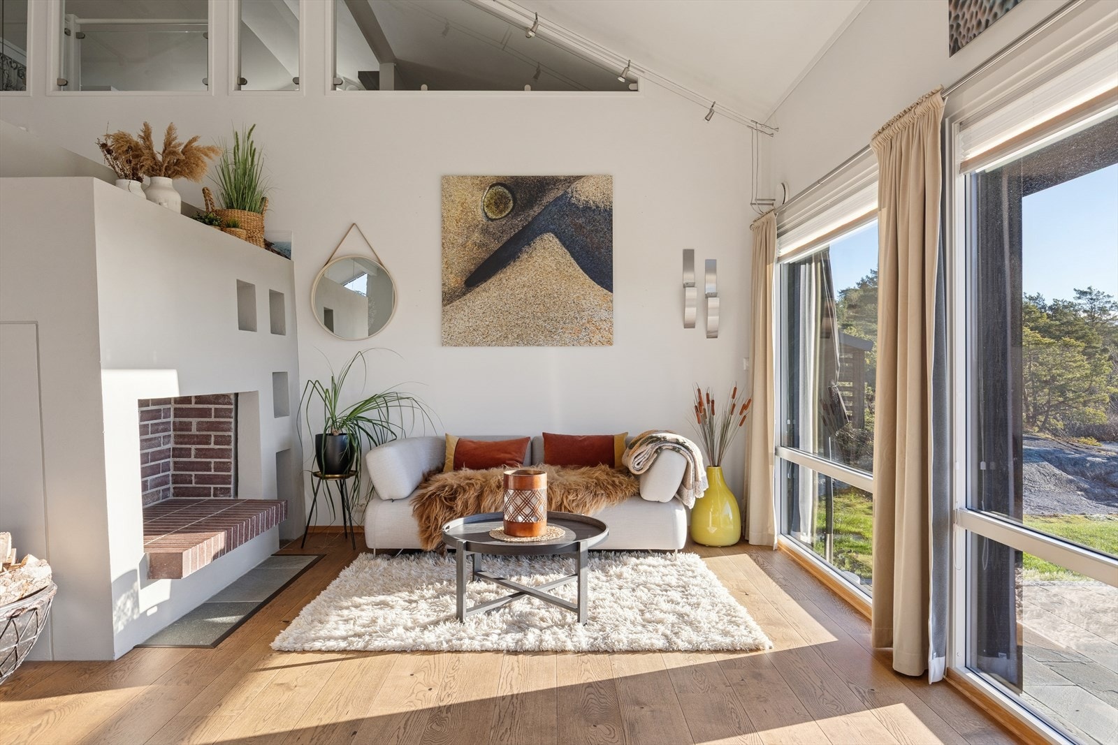 Stuen er utstyrt med både vedovn og åpen peis, som gir varme og stemning på kjølige dager. Galleribilde