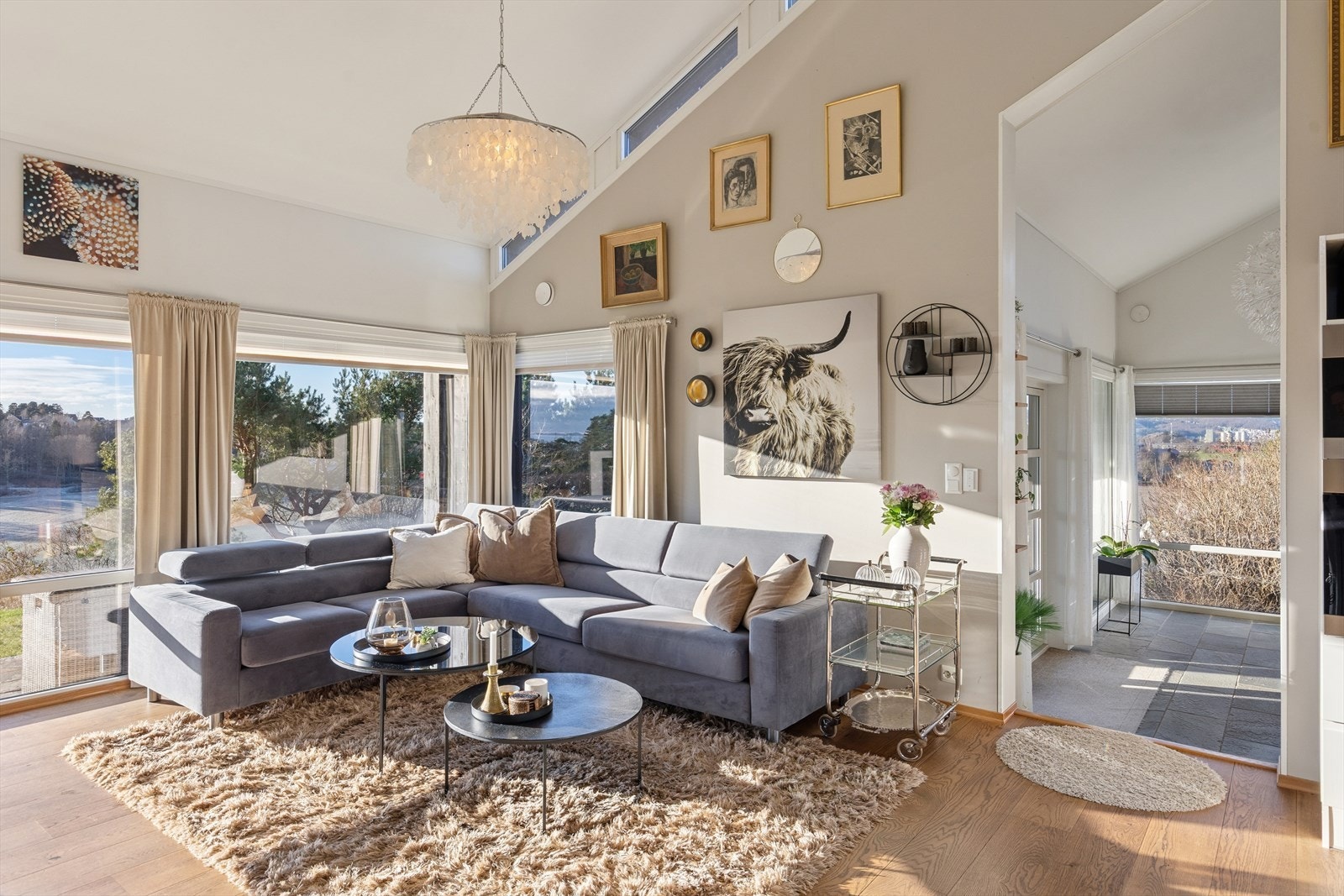 Fra stue/kjøkken området går det en liten trapp ned til spisestuen. Galleribilde