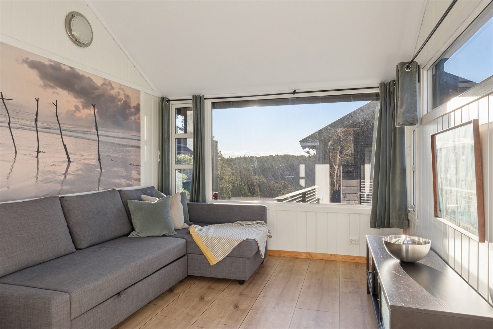 Uthuset har et stor vindu med flott usikt og eget bodareal i kjeller. Galleribilde