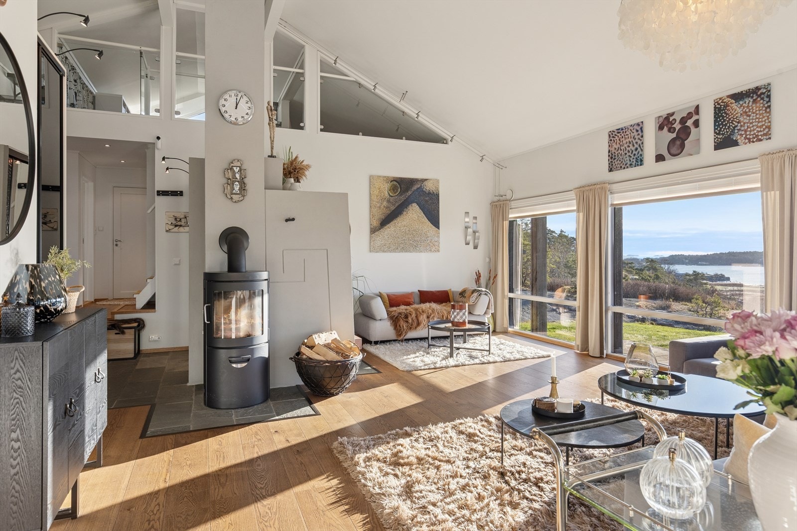 Luftig romfølelse med generøs takhøyde og rikelig med naturlig lys. Galleribilde