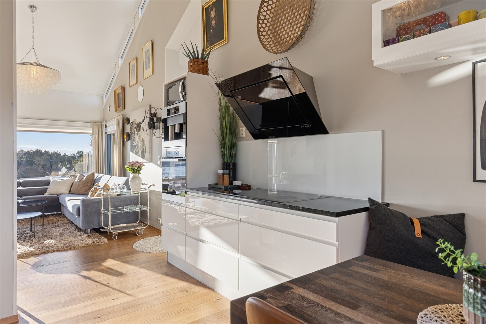 Kjøkkenet er utstyrt med integrert oppvaskmaskin, stekeovn, kaffemaskin og induksjonsplatetopp. Det er montert vannføler i benkeskap. Galleribilde