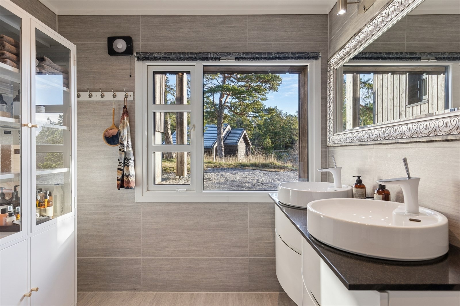 Baderom i 1. etasje: Utstyrt med dobbelservant og dusjnisje. Galleribilde