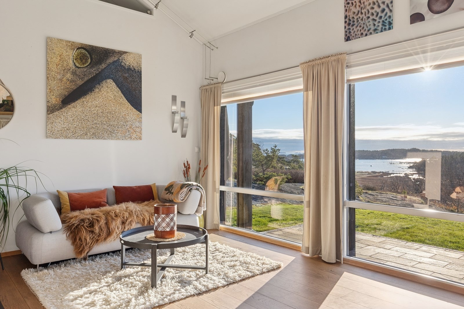 I boligens 1 etasje er det en stor stue som fremstår lys og innbydende med svært god takhøyde. Galleribilde