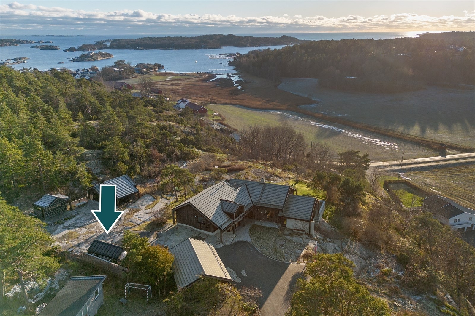 Båtgarasje med avtakbart tak. Selger har båtplass på Huestranda. Galleribilde