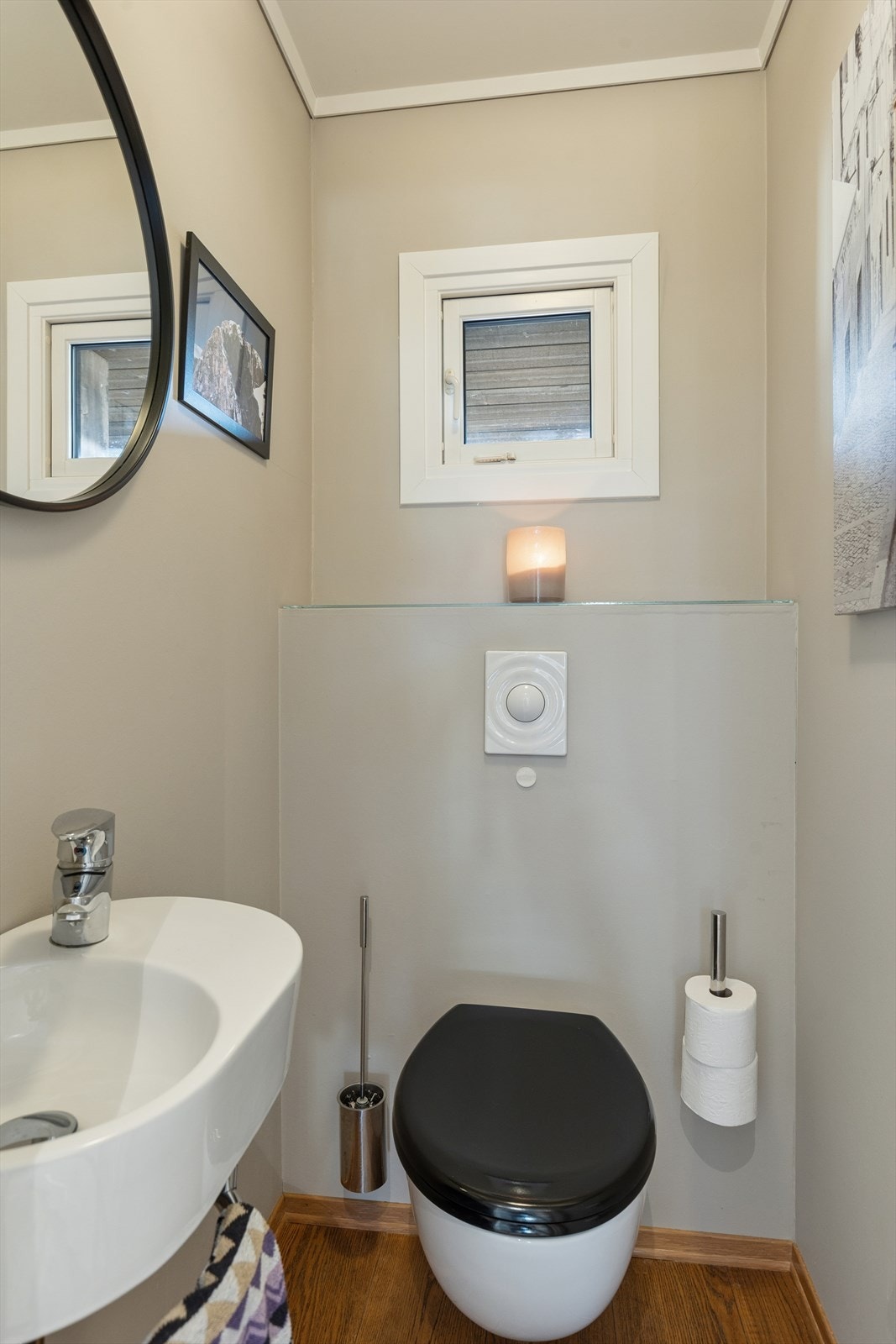 Wc-rom i 1. etasje med vegghengt toalett og enkel servant. Galleribilde