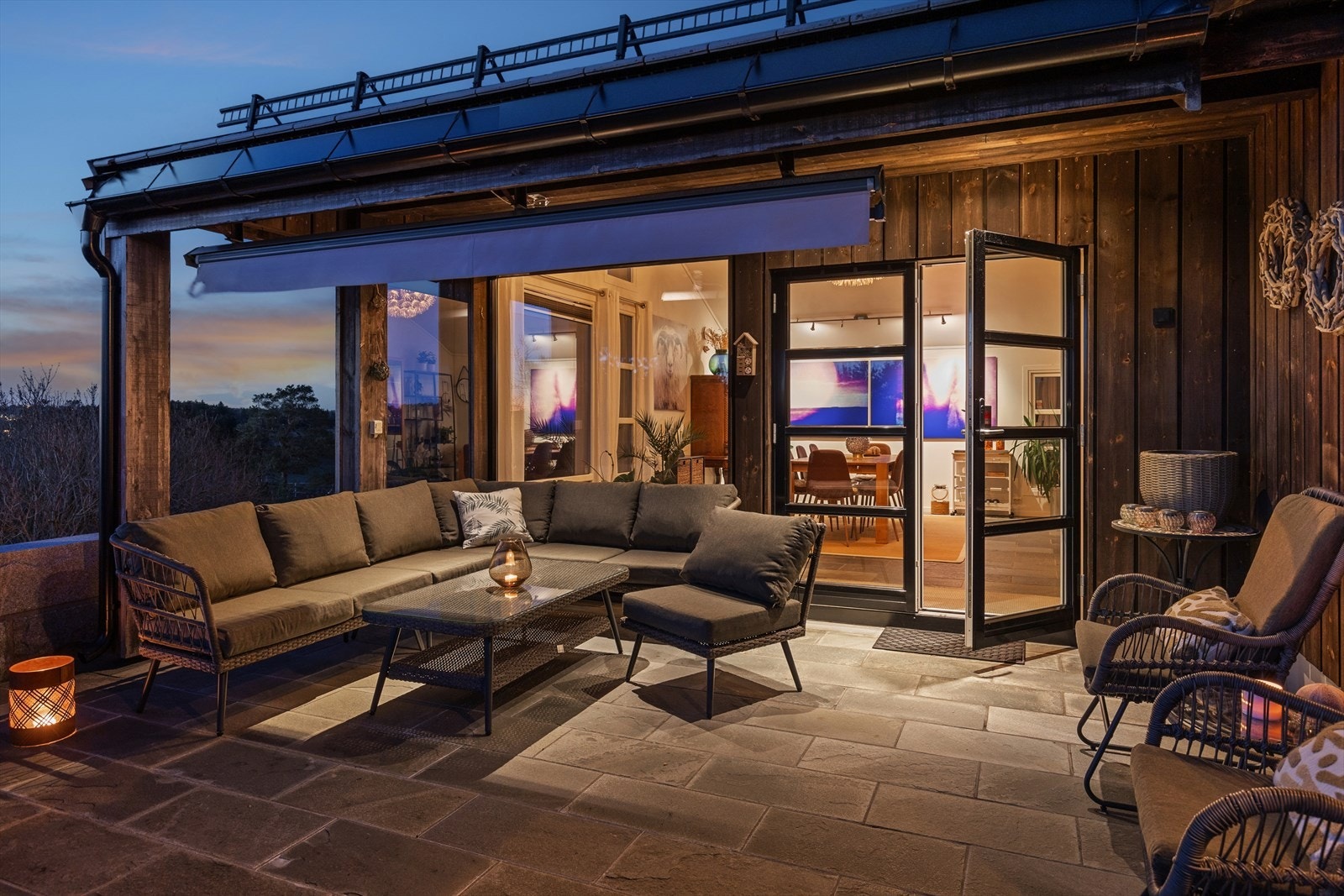 Terrassen måler ca. 55 m2 og gir deg muligheten til å nyte lune kvelder i godt selskap. Her er det flislagt dekke og montert markise. Galleribilde