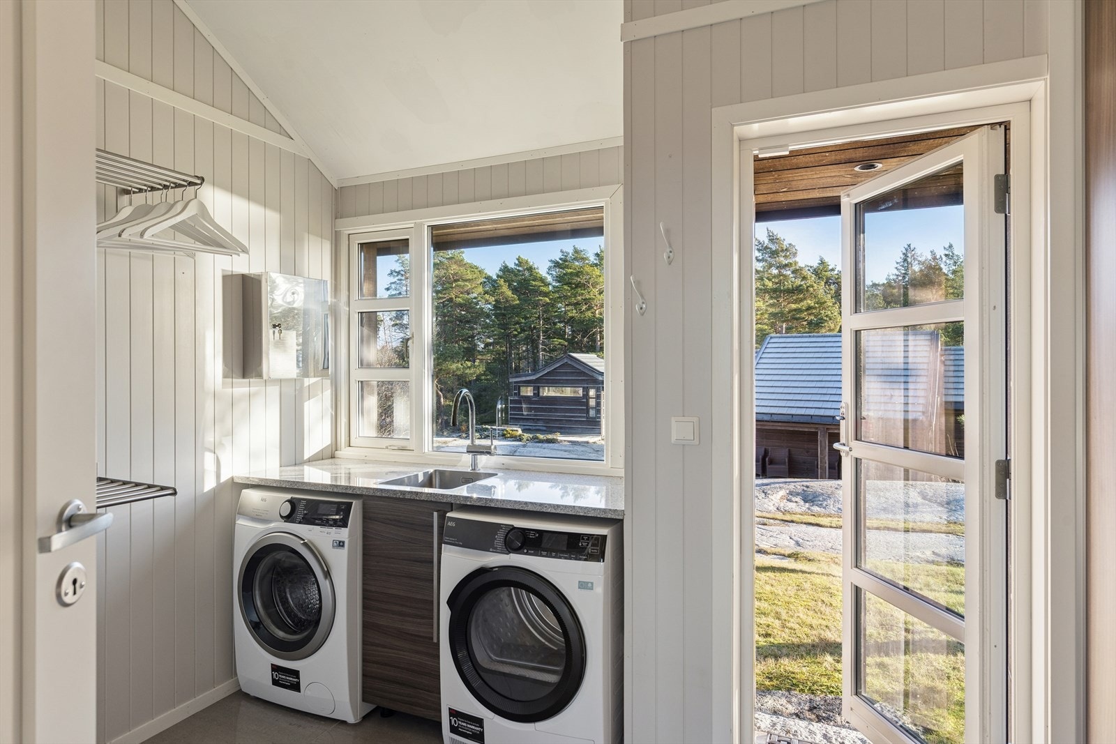 Boligen har et stort vaskerom med vannbåren gulvvarme og gode oppbevaringløsninger. Rommet er utstyrt med vask og opplegg for vaskemaskin og tørketrommel. Fra vaskerommet har du adkomst til hagen. Galleribilde