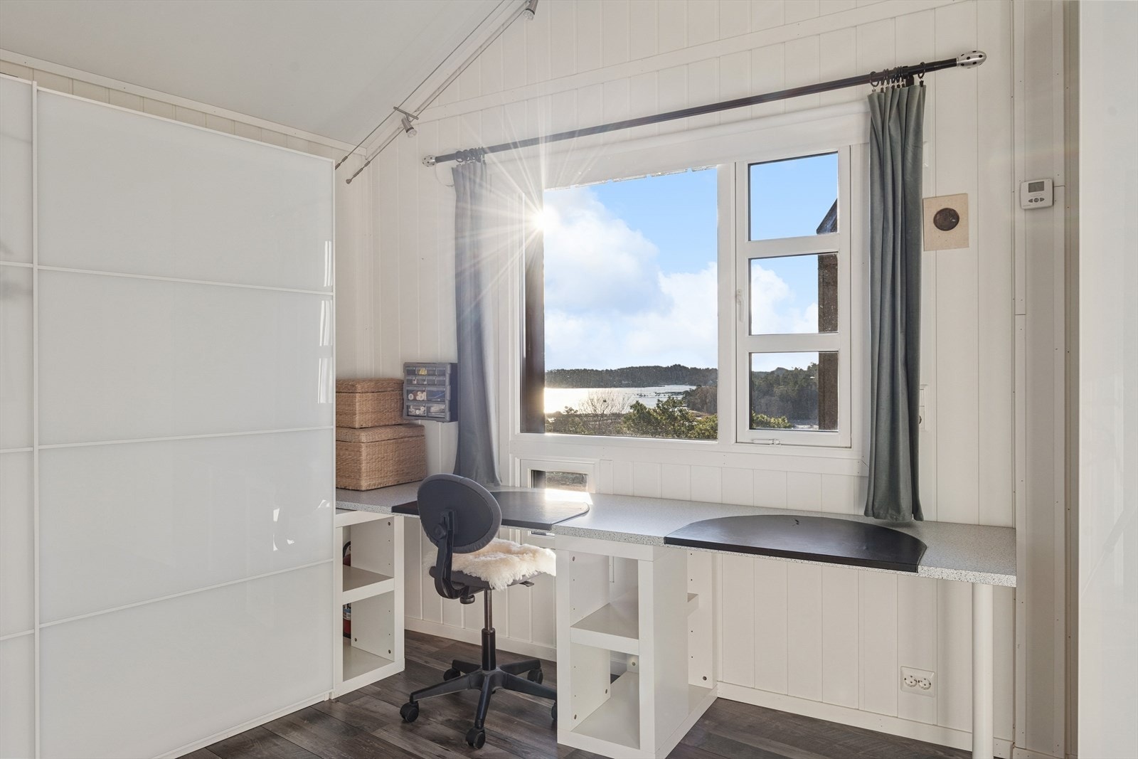 Soverom nr 2: Beliggende i 2. etasje med fantastisk utsikt samt muligheten som et gjesterom eller hjemmekontor. Galleribilde