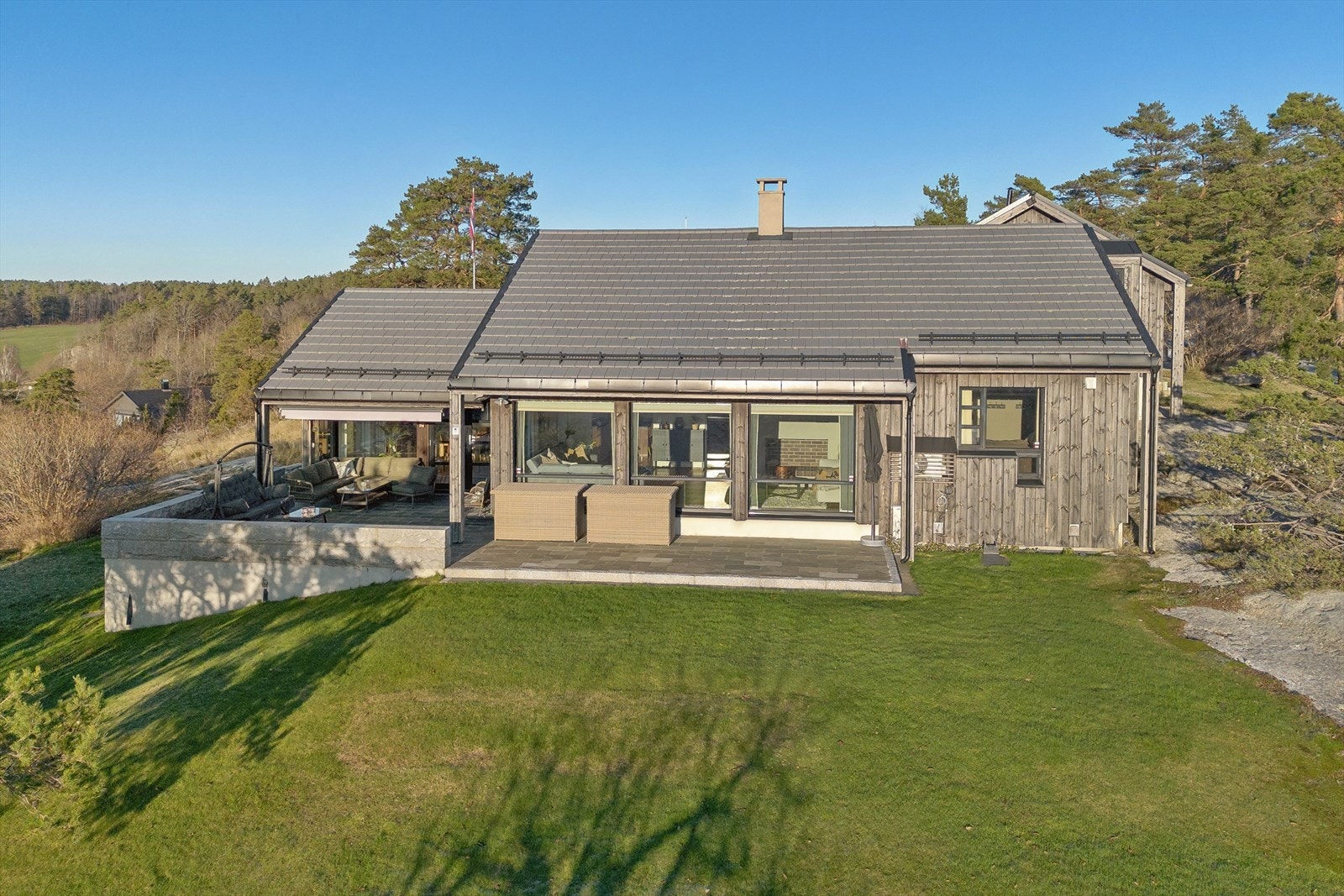 Tradisjonelle trekonstruksjoner med stående og liggende kledning samt betongtakstein. Galleribilde