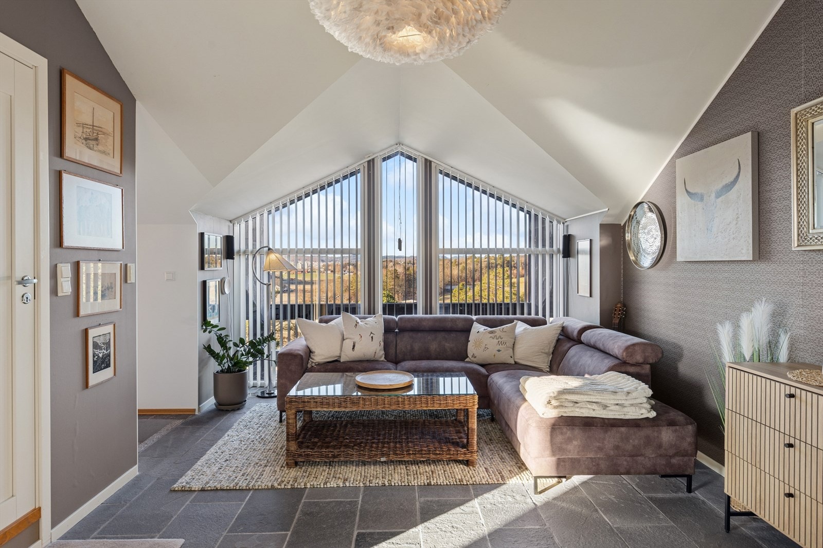 Stue i 2. etasje med elegante linjer og god takhøyde. Her har du fleksible muligheter - enten som TV-stue, lekerom eller en egen sone for avslapning. Galleribilde