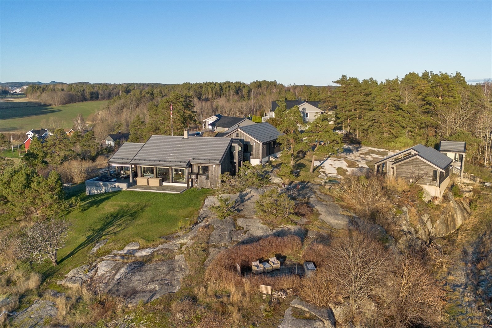 Stor opparbeidet naturtomt med muligheter for beplantning og oppsett av forskjellige sitteområder. Her kan du forflytter deg rundt etter vær og vind. Galleribilde